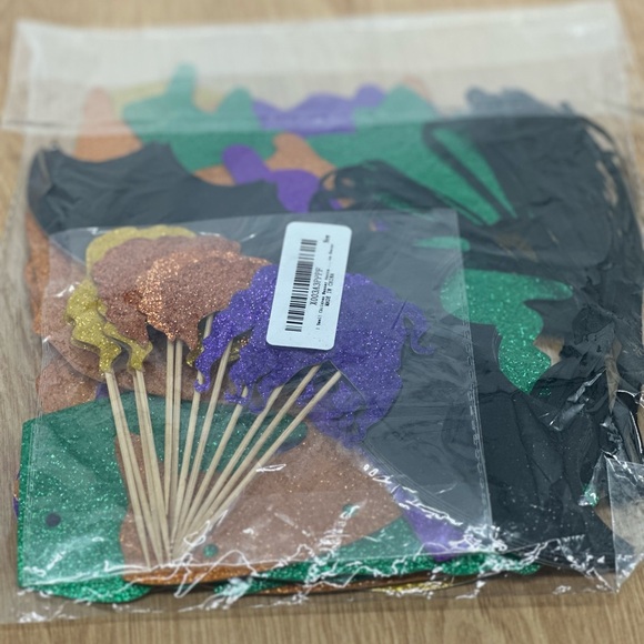 Hocus Pocus Halloween Hanging Swirl and I smell children banner w/ cup cake tops - Picture 2 of 8